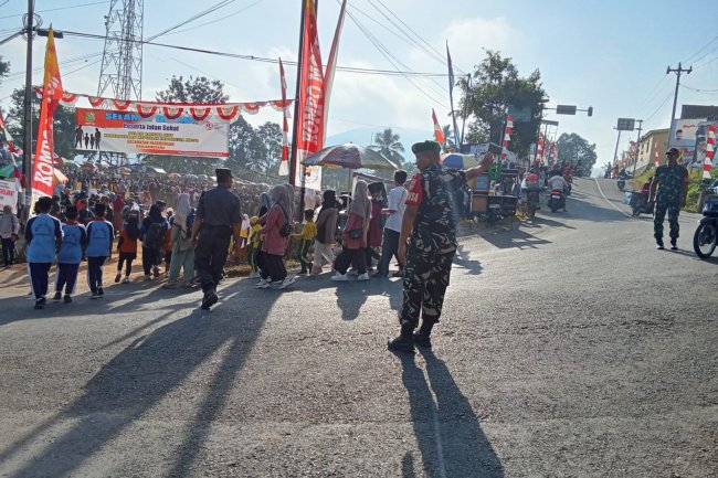 Jalan Sehat Kecamatan Pagedongan, Babinsa Laksanakan Pengamanan