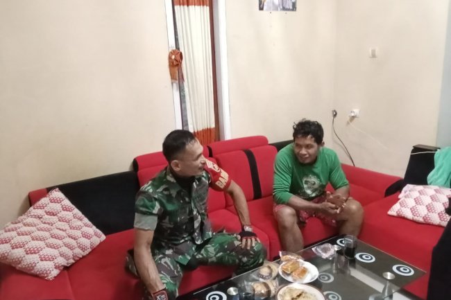 Guna Memperoleh Informasi, Babinsa 01 Posramil Pagedongan Jalin Komsos Dengan Warga