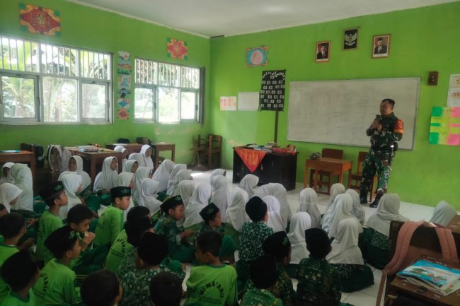 "BABINSA POSRAMIL PAGEDONGAN BERIKAN SOSIALISASI ANTI BULLYING DAN WASBANG"