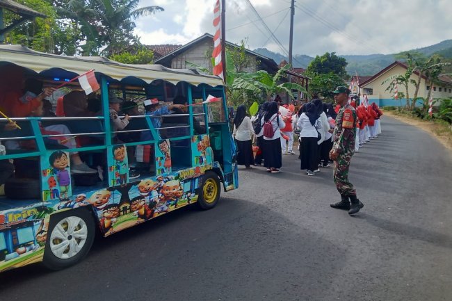 Babinsa 01/Banjarnegara melaksanakan PAM Karnaval Siswa-siswi Kel Argasoka Kampung Pancasila untuk Menyemarakkan Hari Kemerdekaan RI ke 79