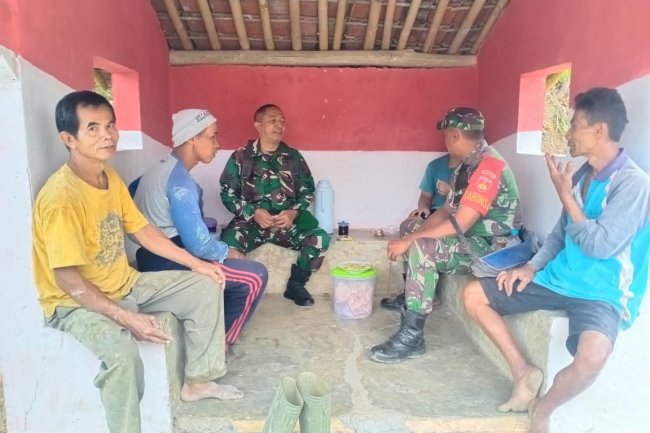 BABINSA POSRAMIL PAGEDONGAN KOMSOS DENGAN KETUA RT DAN WARGA UNTUK ERATKAN SILATURAHMI