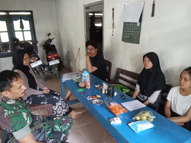 Guna Jalin Komunikasi Sosial Babinsa Sambangi Posko KKN Dari UNY Di Dusun Limbangan Desa Lebakwangi