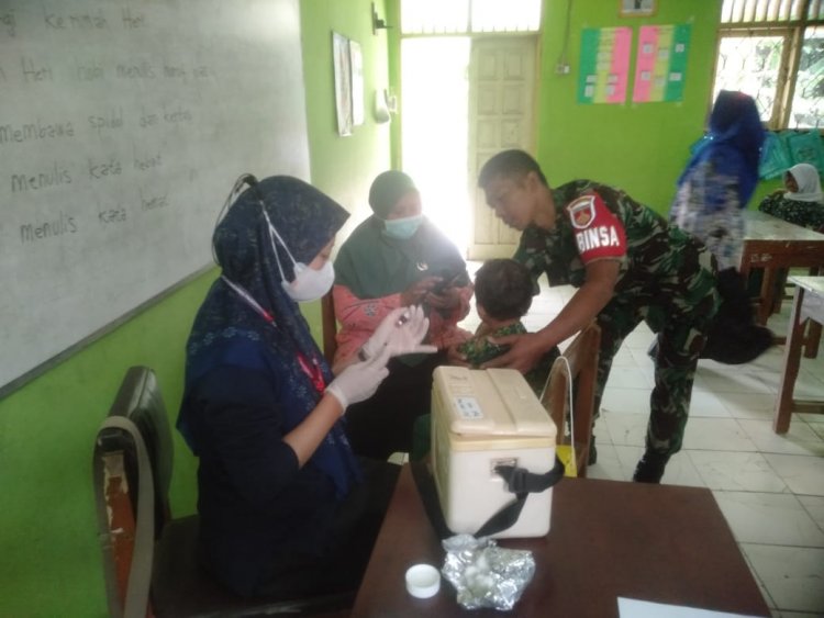 "SUKSESKAN PROGRAM BIAS, BABINSA POSRAMIL PAGEDONGAN DAMPINGI NAKES BERI IMUNISASI"