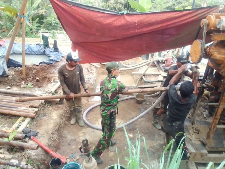 Babinsa Laksanakan Pendampingan Dan Bantu Dalam Pembuatan Sumur Bor Program Unggulan Kasad