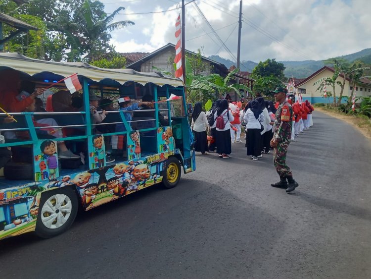Babinsa 01/Banjarnegara melaksanakan PAM Karnaval Siswa-siswi Kel Argasoka Kampung Pancasila untuk Menyemarakkan Hari Kemerdekaan RI ke 79