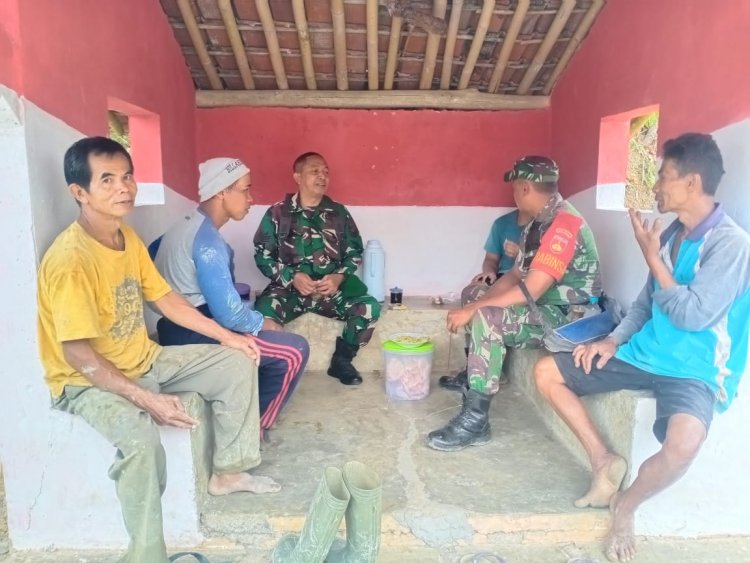 BABINSA POSRAMIL PAGEDONGAN KOMSOS DENGAN KETUA RT DAN WARGA UNTUK ERATKAN SILATURAHMI