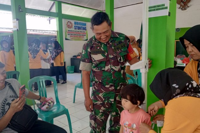 Persiapkan Generasi Yang Sehat,Babinsa Bersama Pemerintah Kelurahan Dan Puskesmas Laksanakan Posyandu Serentak.