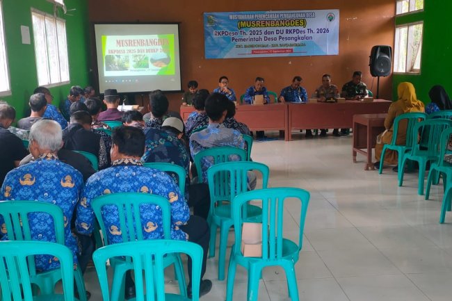 "DANPOSRAMIL PAGEDONGAN DUKUNG PROGRAM PEMERINTAH HADIRI MUSDES DAN RKPDes TAHUN 2025 DESA PESANGKALAN"
