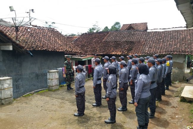 Babinsa Bersama Bhabinkamtibmas Melaksanakan Kegiatan Penguatan Kapasitas Satlinmas