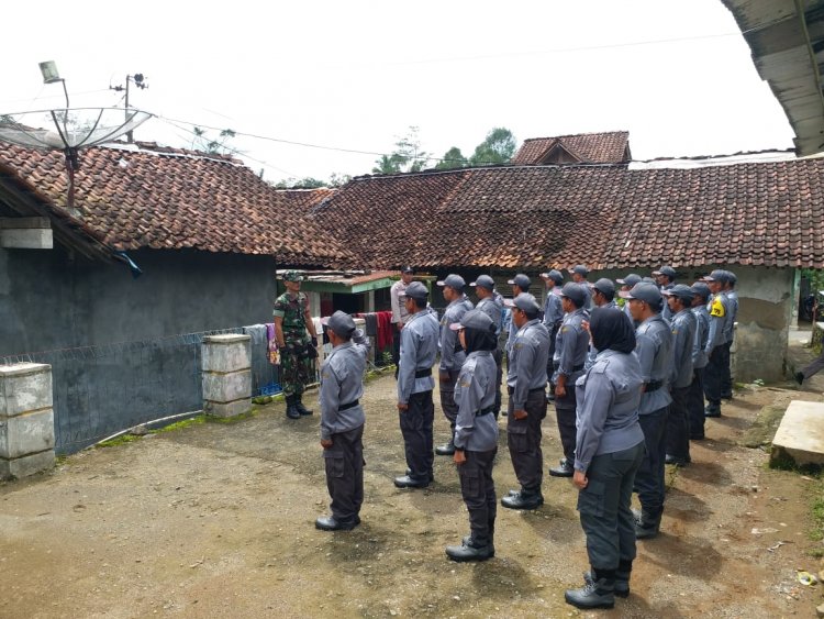 Babinsa Bersama Bhabinkamtibmas Melaksanakan Kegiatan Penguatan Kapasitas Satlinmas