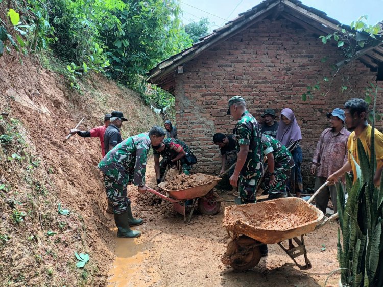 Danposramil Pagedongan Bersama Anggota Babinsa Melaksanakan Kerja Bakti Dan Jalin Komsos 