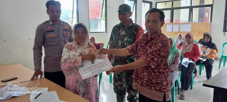 Babinsa Bersama Polmas Melaksanakan Pendampingan BLT DD Di Wilayah Binaan