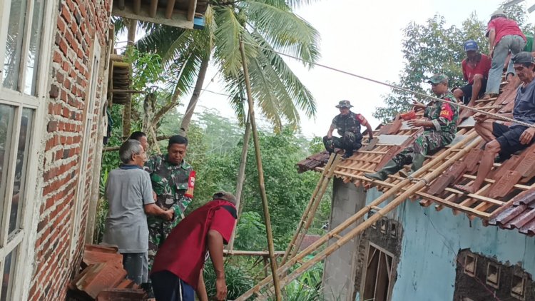 5 Orang Anggota Babinsa Posramil Pagedongan Koramil 01/Bna Bersama Warga Gotong Royong Melaksanakan Pemasangan Atap Genteng Mushola