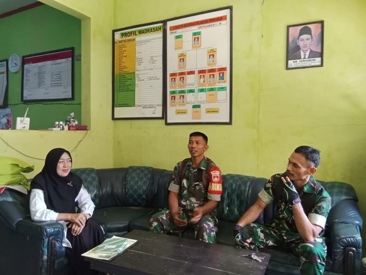 2 Orang Anggota Babinsa 01 Jalin Komsos Dengan Guru Mi Cokroaminoto Di Desa Gentansari