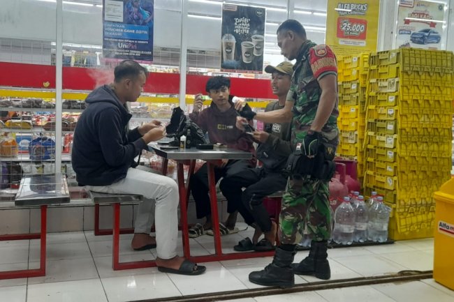 2 Orang Anggota Babinsa 01 Melaksanakan Patroli Malam Di Wilayah Kecamatan Pagedongan