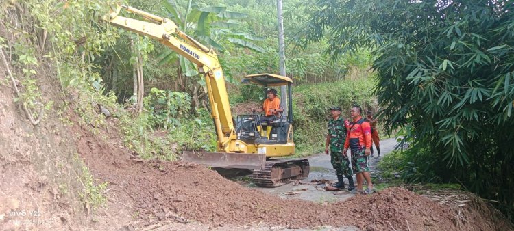 Danposramil Pagedongan Bersama Anggota, Kerja Bakti Pembersihan Tanah Ambles Dan Pendampingan Alat Berat
