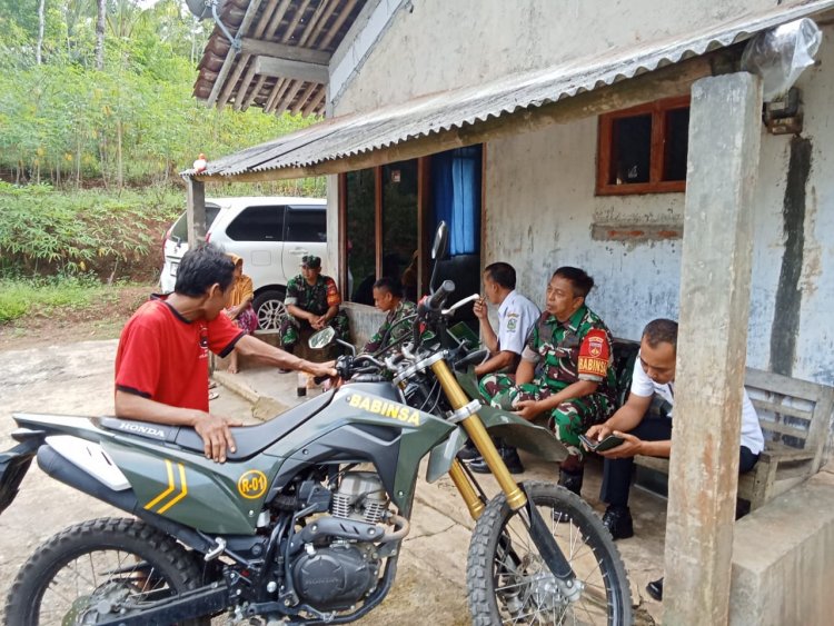 3 orang Anggota Babinsa 01 Bersama Kasi Trantib Kecamatan Jalin Komsos Dengan Warga Masyarakat Binaan