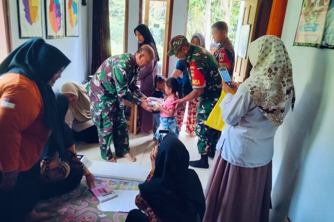 Danposramil Pagedongan Bersama Anggota Babinsa Melaksanakan Pendampingan Posyandu