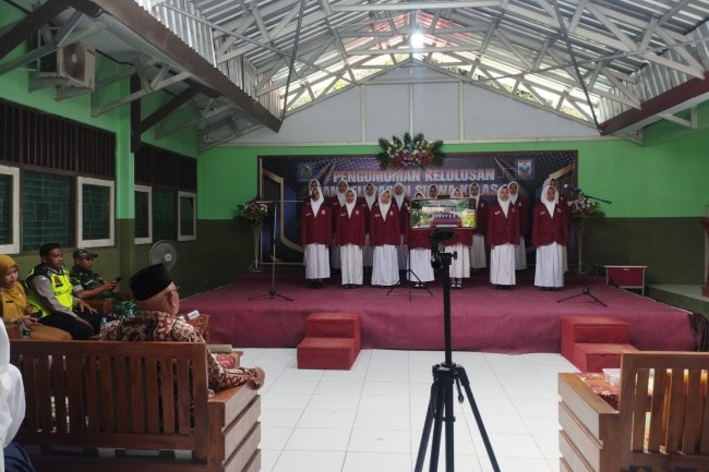 Babinsa 01 Mewakili Danposramil Hadiri Pelaksanaan kegiatan Pengumuman Kelulusan Dan Pelepasan Siswa SMP N 1 Pagedongan