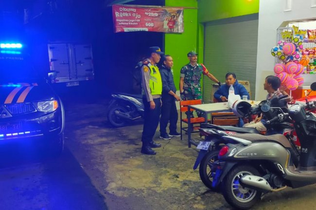 Mewakili Danposramil Pagedongan Babinsa Bersama Kapolsek Dan Anggota Bhabinkamtibmas Melaksanakan Patroli Malam