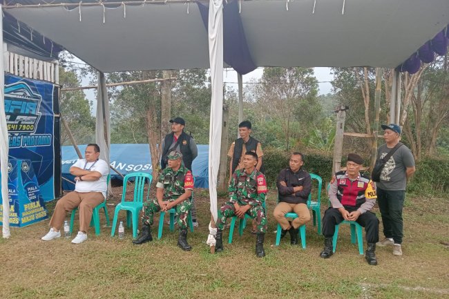 Babinsa Dan Bhabinkamtibmas Melaksanakan Pengamanan Turnamen Sepakbola Banjarnegara Maju Di Lapangan Desa Twelagiri