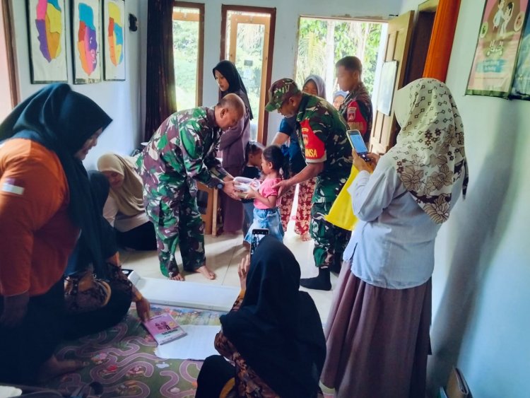 Danposramil Pagedongan Bersama Anggota Babinsa Melaksanakan Pendampingan Posyandu