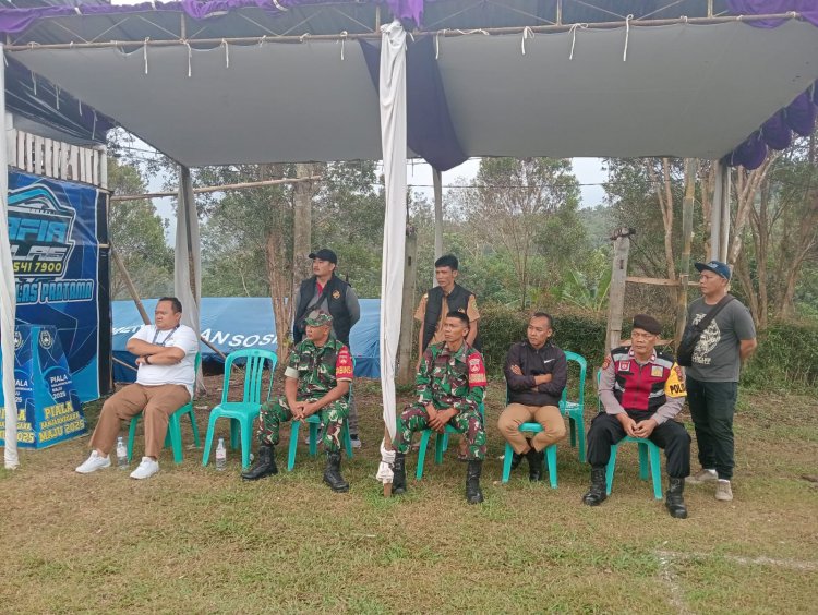 Babinsa Dan Bhabinkamtibmas Melaksanakan Pengamanan Turnamen Sepakbola Banjarnegara Maju Di Lapangan Desa Twelagiri