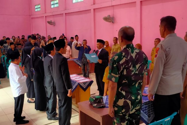 Danposramil Pagedongan Bersama Anggota Babinsa Hadiri Pelaksanaan Pelantikan Dan Pengambilan Sumpah Perangkat Desa Gentansari