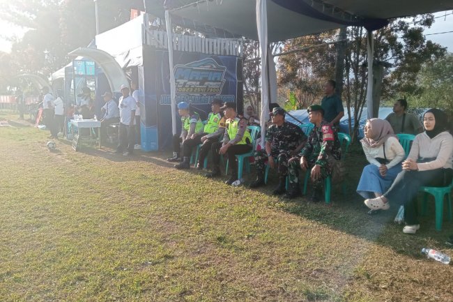 Danposramil Pagedongan Koramil 01 Bna Bersama Seluruh Anggota Babinsa, Pantau Terus Jalannya Pertandingan Sepak Bola Banjarnegara Maju 