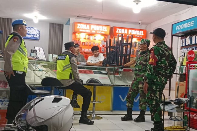 Sinergitas TNI - Polri Antara Posramil Dan Polsek Pagedongan Dalam Melaksanakan Patroli Malam
