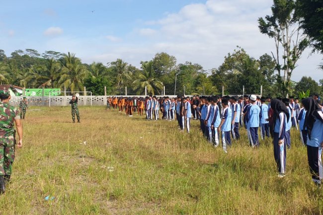 Dalam Rangka MPLS, Para Anggota Babinsa Posramil Pagedongan Koramil 01 Melaksanakan Pelatihan PBB Di Lapangan Ponjen Pagedongan