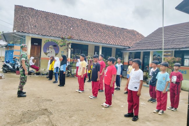 Babinsa 01 Melaksanakan Pelatihan PBB Siswa Siswi Mi Muhammadiyah Desa Lebakwangi