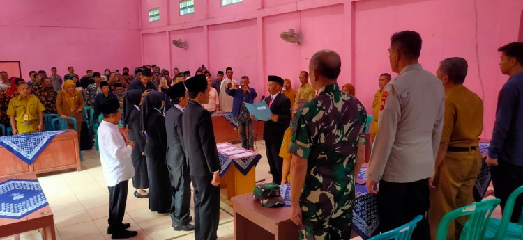 Danposramil Pagedongan Bersama Anggota Babinsa Hadiri Pelaksanaan Pelantikan Dan Pengambilan Sumpah Perangkat Desa Gentansari