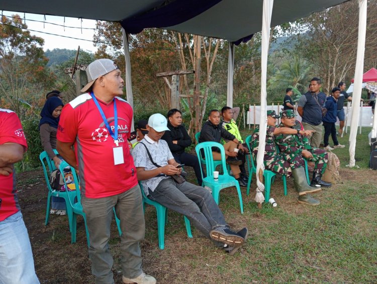 Danposramil Pagedongan Koramil 01Bna Bersama Anggota Babinsa, Pantau Terus Jalannya Pertandingan Sepak Bola Banjarnegara Maju