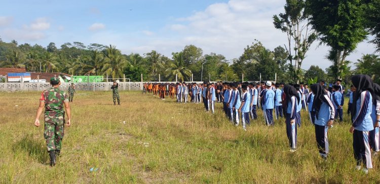 Dalam Rangka MPLS, Para Anggota Babinsa Posramil Pagedongan Koramil 01 Melaksanakan Pelatihan PBB Di Lapangan Ponjen Pagedongan