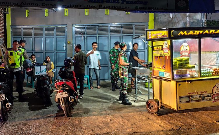 Anggota Babinsa Posramil Dan Polsek Pagedongan Bersinergi Dalam Melaksanakan Patroli Malam