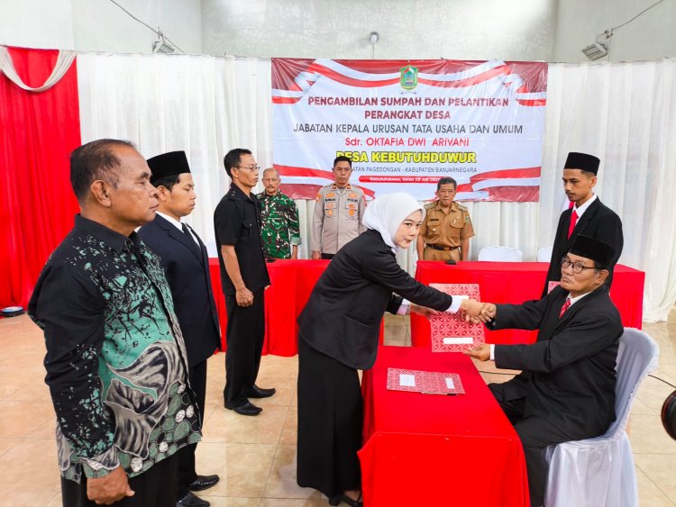 Danposramil Pagedongan Bersama Babinsa Hadiri Pelaksanaan Kegiatan Pelantikan Dan Pengambilan Sumpah Perangkat Desa