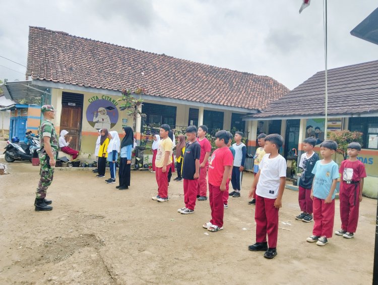 Babinsa 01 Melaksanakan Pelatihan PBB Siswa Siswi Mi Muhammadiyah Desa Lebakwangi