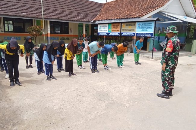 2 Orang Anggota Babinsa Posramil Pagedongan Koramil 01/Bna Melaksanakan Pelatihan PBB Siswa Siswi Mi Muhammadiyah