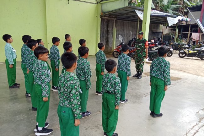 2 Orang Anggota Babinsa Posramil Pagedongan Koramil 01/Bna Melaksanakan Pelatihan PBB