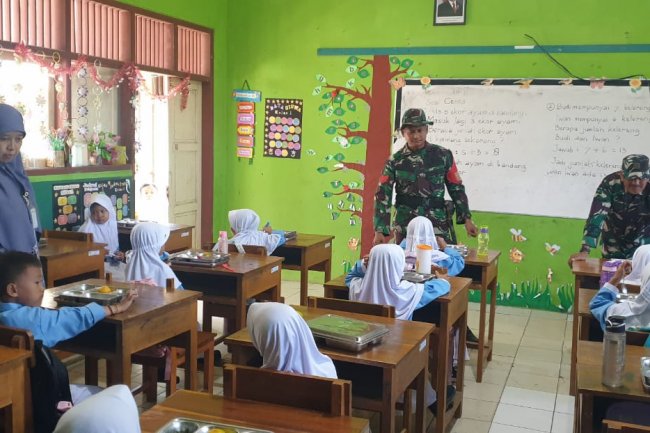 Danposramil Beserta Anggota Babinsa Posramil pagedongan Koramil 01 Melaksanakan Pendampingan MBG