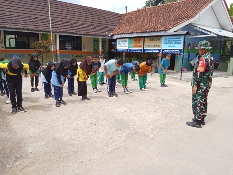 2 Orang Anggota Babinsa Posramil Pagedongan Koramil 01/Bna Melaksanakan Pelatihan PBB Siswa Siswi Mi Muhammadiyah