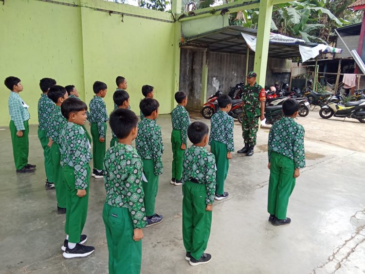 2 Orang Anggota Babinsa Posramil Pagedongan Koramil 01/Bna Melaksanakan Pelatihan PBB