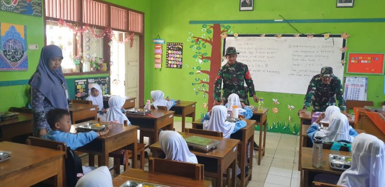 Danposramil Beserta Anggota Babinsa Posramil pagedongan Koramil 01 Melaksanakan Pendampingan MBG