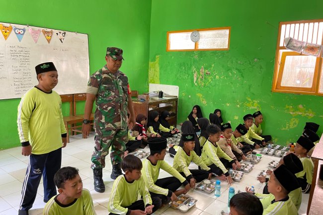 Babinsa Posramil pagedongan Koramil 01 Melaksanakan Pendampingan Program MBG