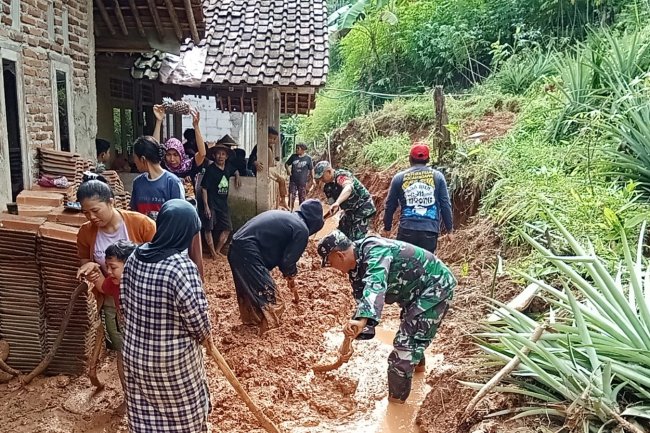 Danposramil Pagedongan Bersama 2 Orang Anggota Babinsa Bantu Warga Melaksanakan Kerja Bakti Pembersihan Tanah Akibat Longsor
