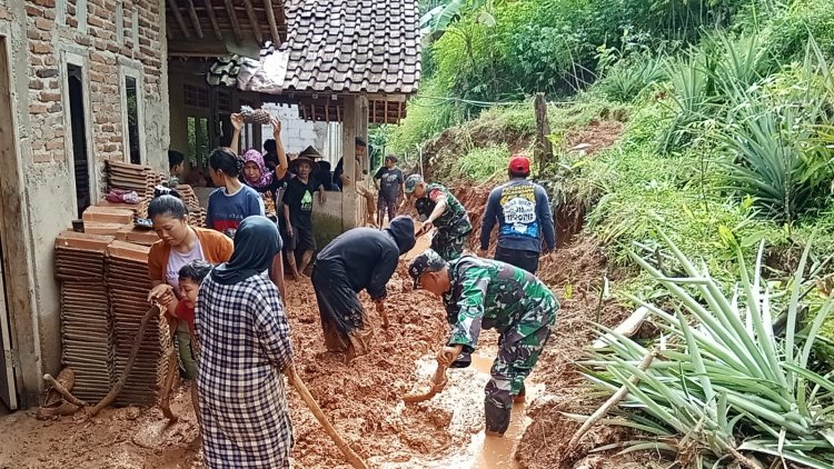 Danposramil Pagedongan Bersama 2 Orang Anggota Babinsa Bantu Warga Melaksanakan Kerja Bakti Pembersihan Tanah Akibat Longsor