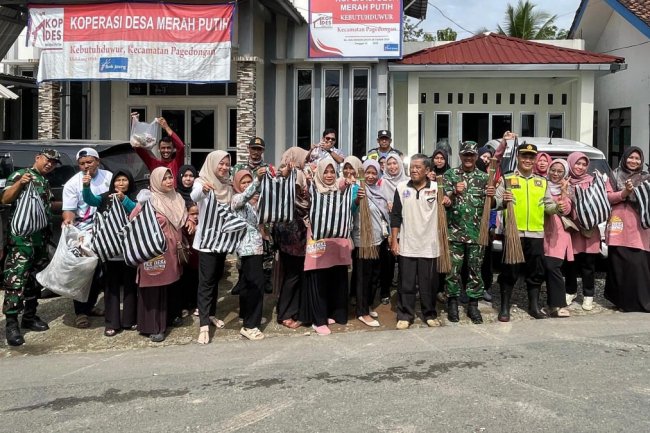 Danposramil Pagedongan Beserta Anggota Melaksanakan Gerakan Indonesia Asri Di Wilayah Pasar Kebutuh Duwur