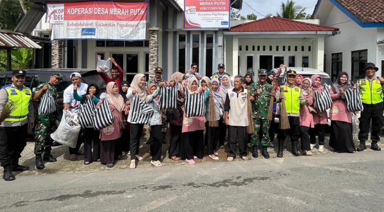 Danposramil Pagedongan Beserta Anggota Melaksanakan Gerakan Indonesia Asri Di Wilayah Pasar Kebutuh Duwur