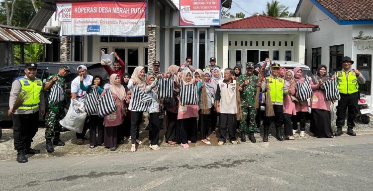 Danposramil Pagedongan Beserta Anggota Melaksanakan Gerakan Indonesia Asri Di Wilayah Pasar Kebutuh Duwur